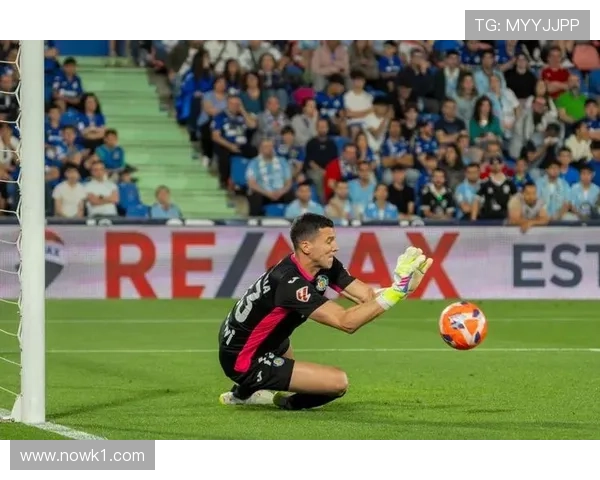 奥布拉克与库尔图瓦：门线反应速度与身高覆盖能力对比分析