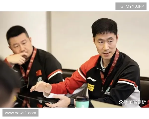 王励勤练球的时候手机静音是为了啥？难道他连微信红包都不看？