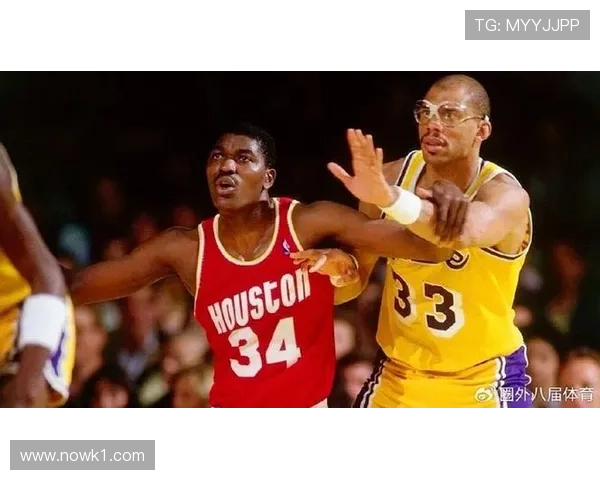 低位单打压制贾巴尔，奥尼尔篮下效率与罚球制造更优